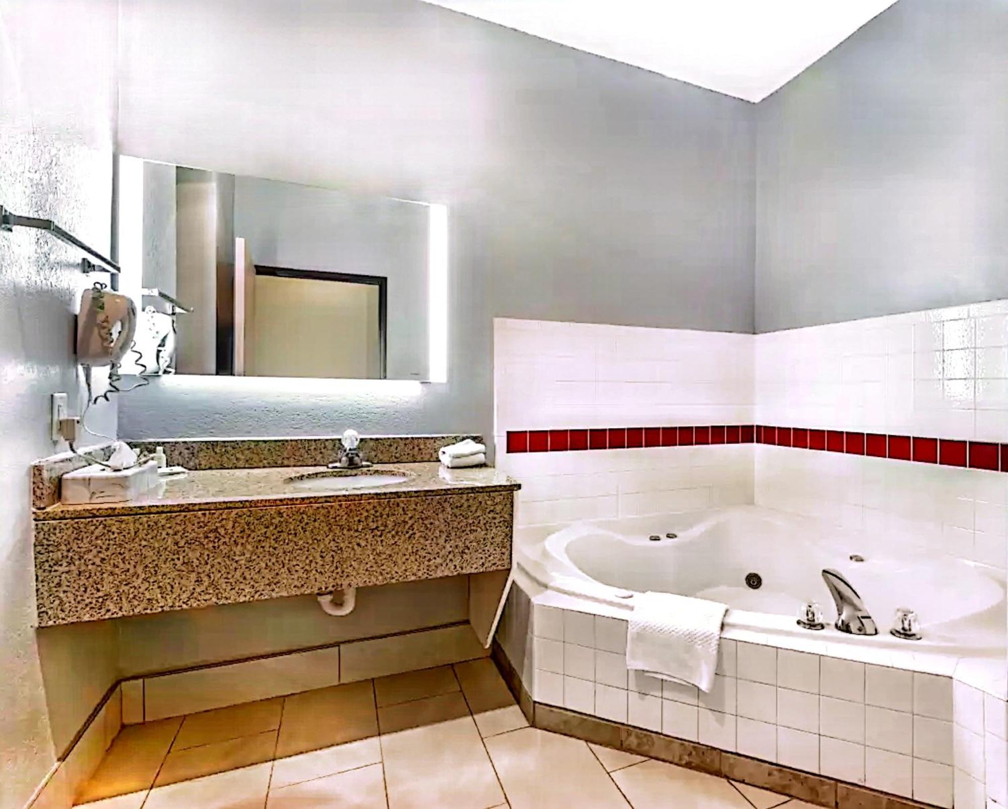 Quality Inn & Suites Manhattan Esterno foto