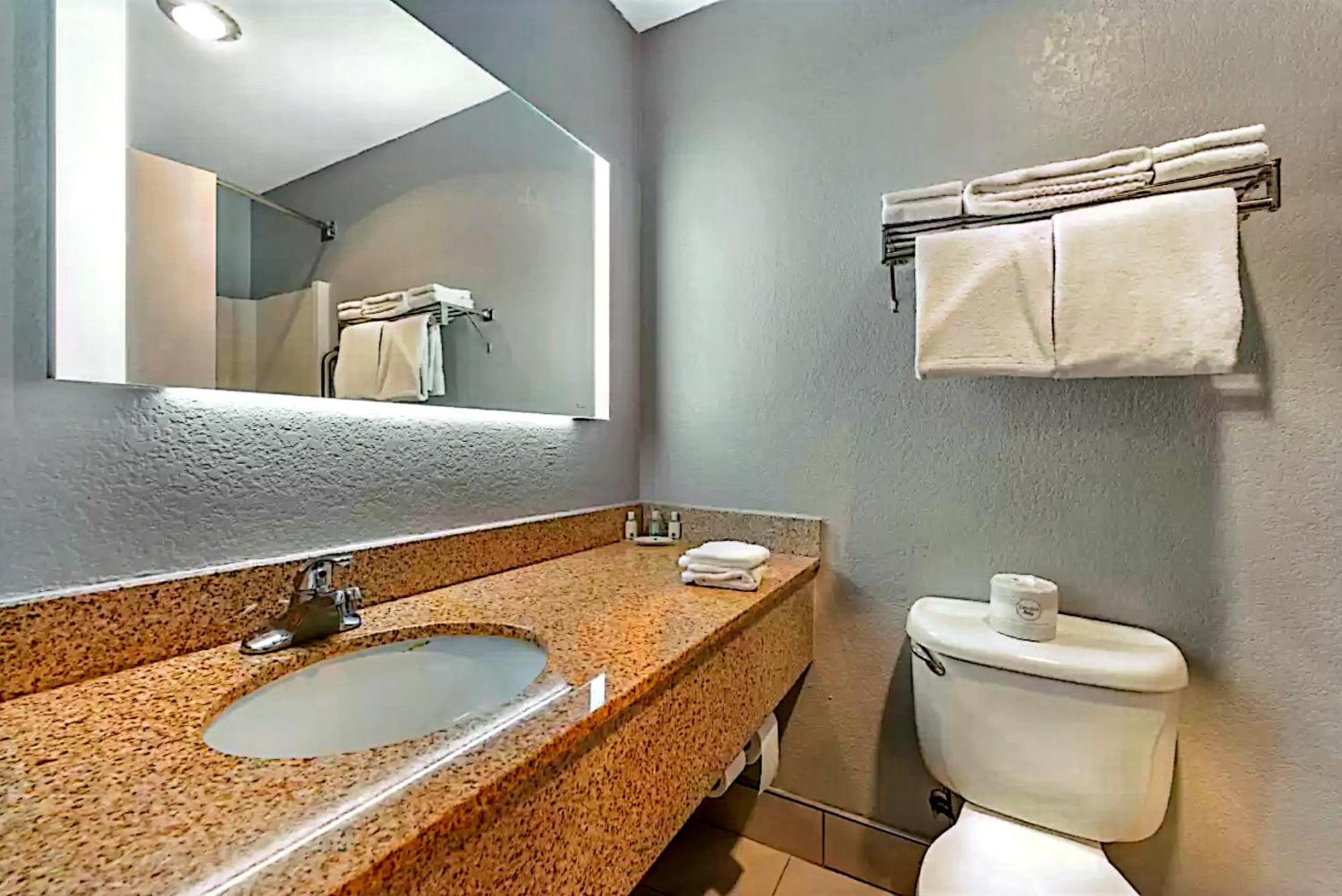 Quality Inn & Suites Manhattan Esterno foto