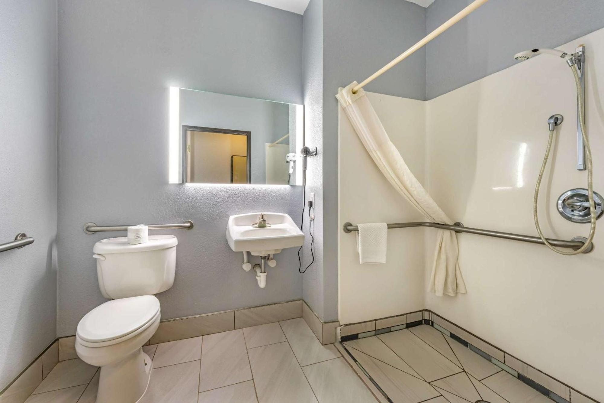 Quality Inn & Suites Manhattan Esterno foto