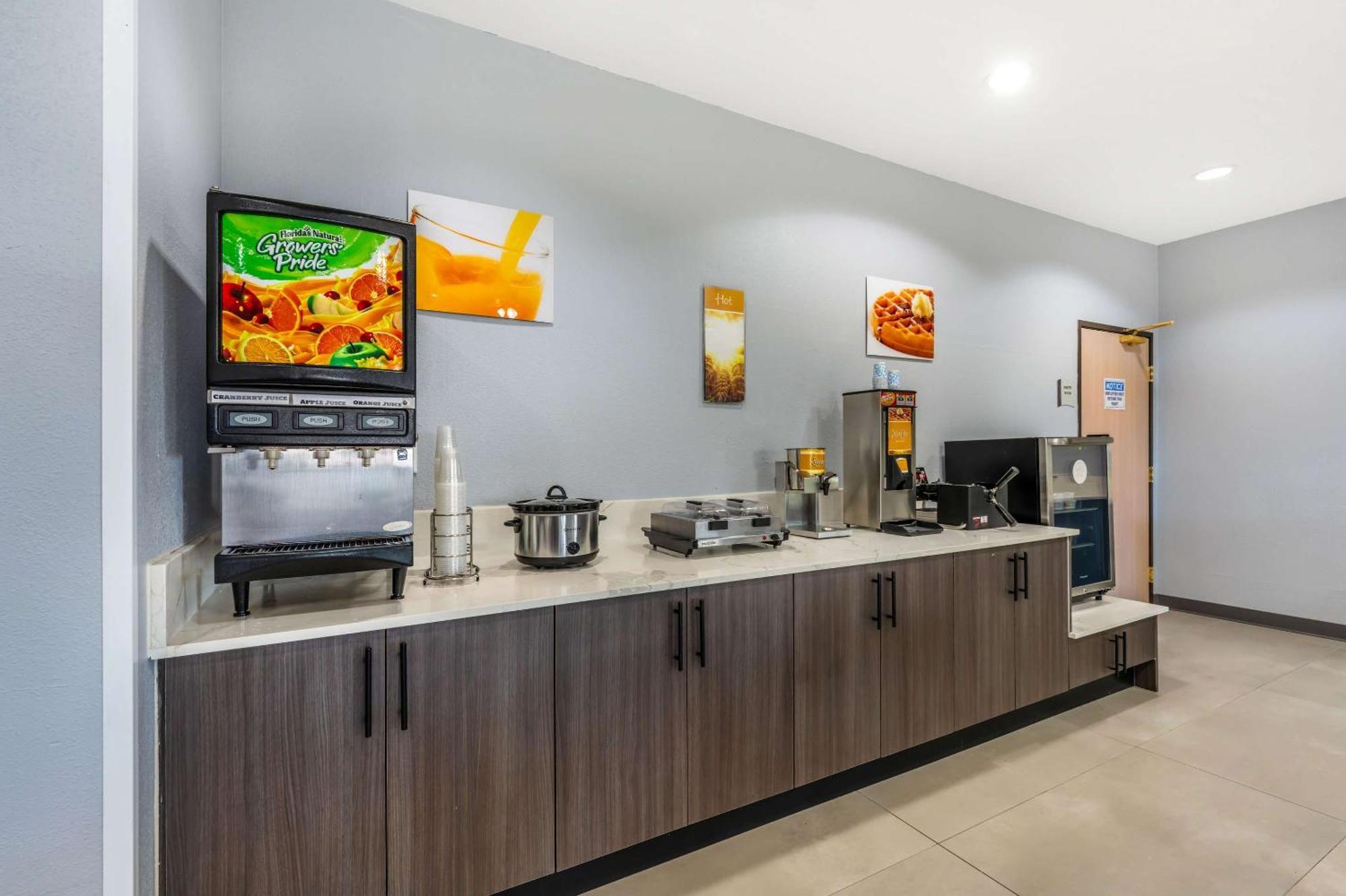 Quality Inn & Suites Manhattan Esterno foto