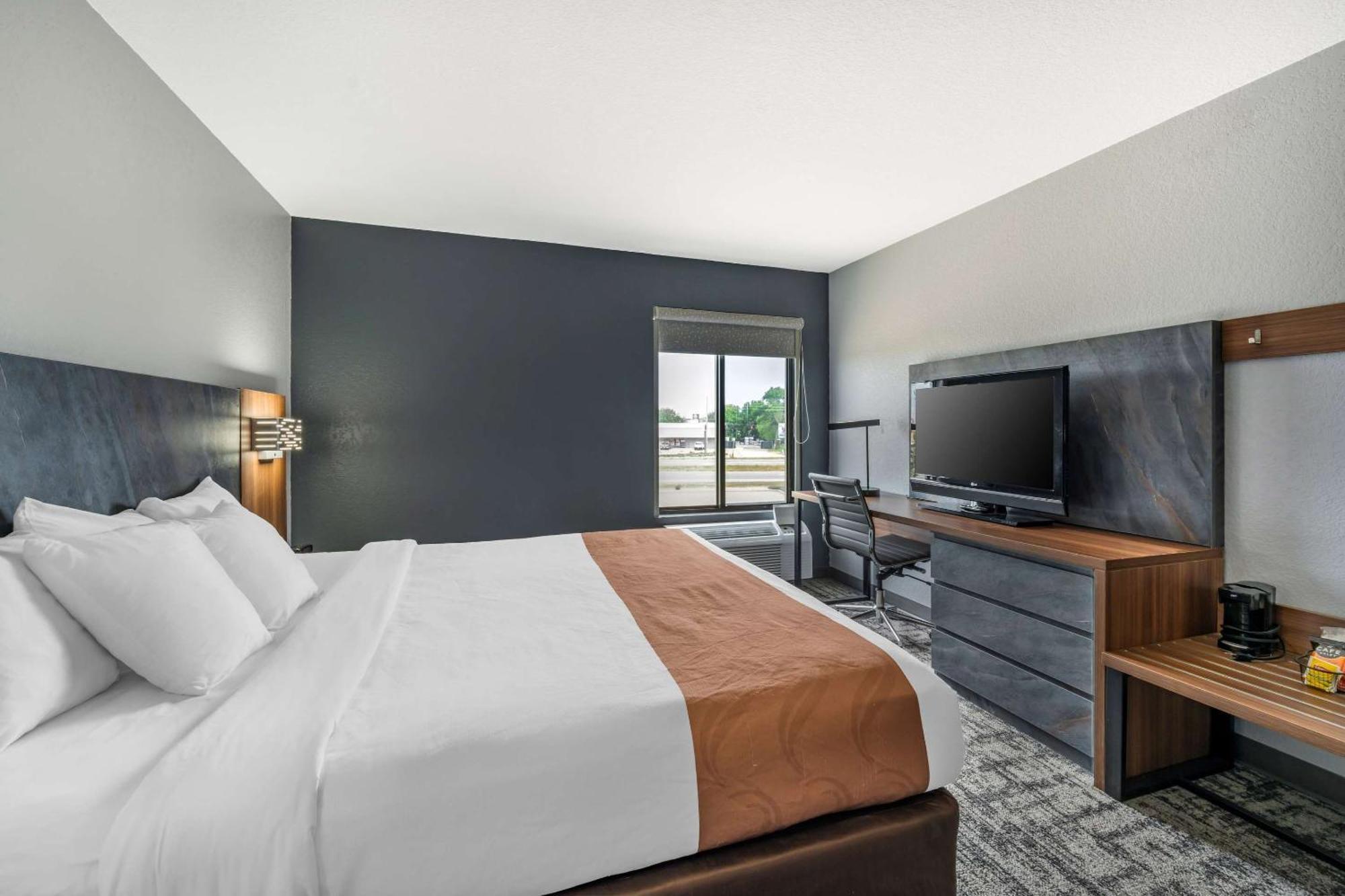Quality Inn & Suites Manhattan Esterno foto