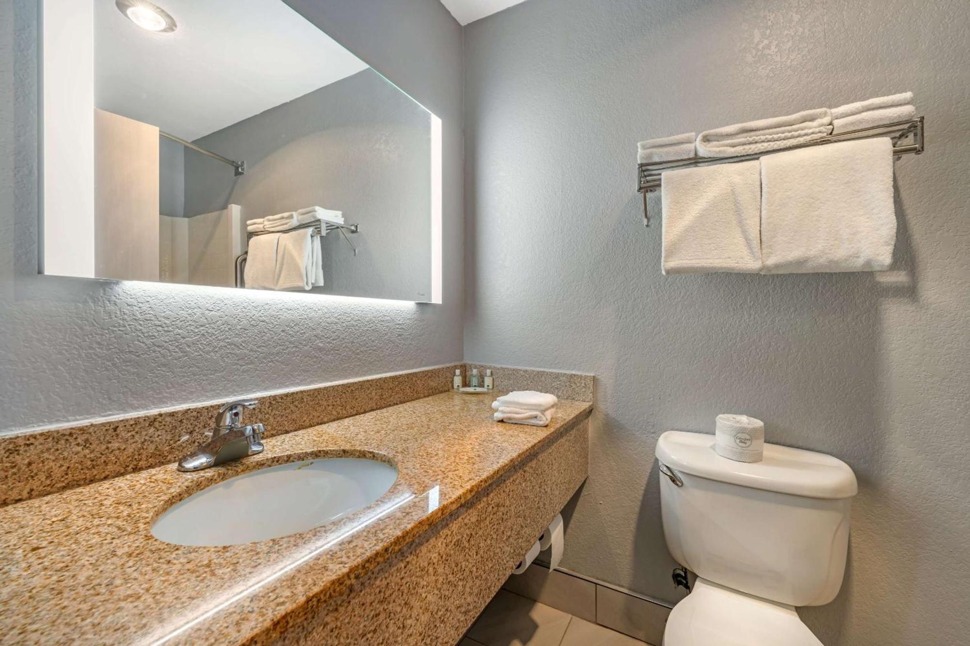 Quality Inn & Suites Manhattan Esterno foto