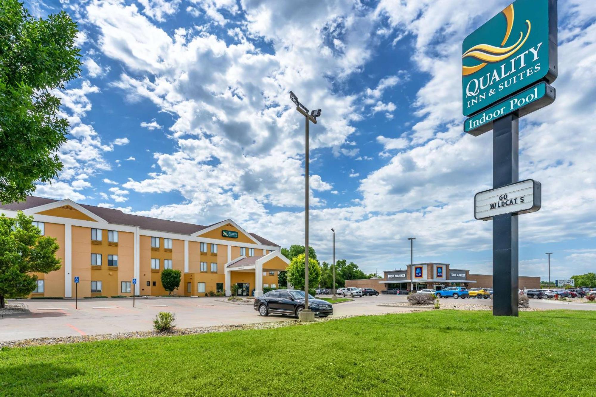 Quality Inn & Suites Manhattan Esterno foto