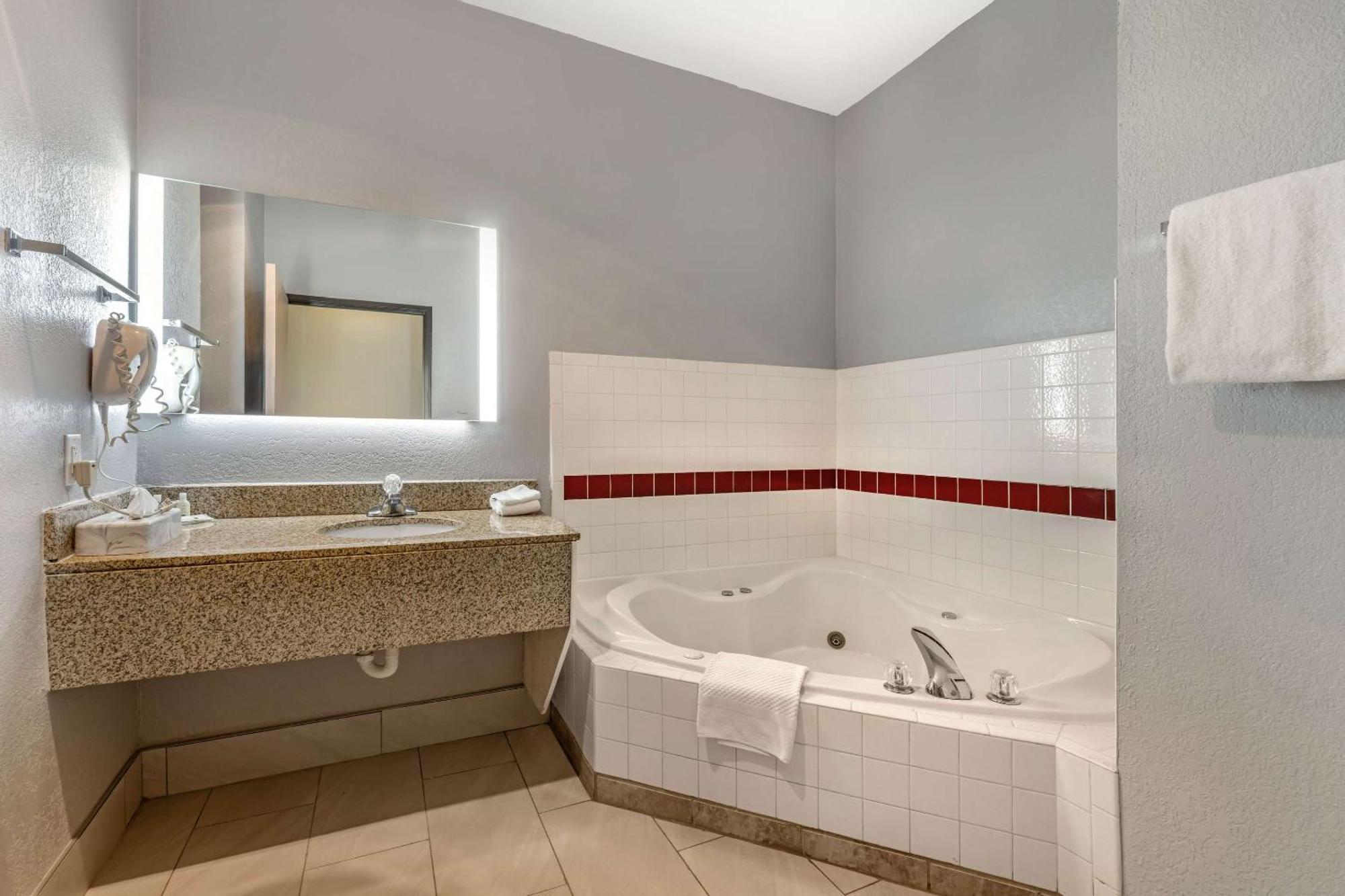 Quality Inn & Suites Manhattan Esterno foto